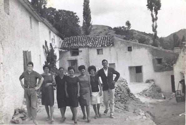 familia en la puerta del cortijo