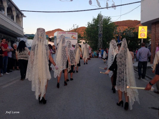 Las fieles de mantilla, en procesión