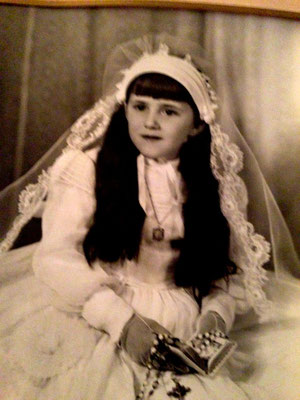 Nati, de comunión.  Hija pequeña de Salvadory Victoriana.