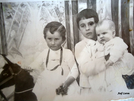 Antonio Olmo Padilla (El Rosco) Su hermana María, (hijos de Araceli Padilla y Aniceto Olmo. A la izquierda, Maravilla Moral, hija de Casiano.