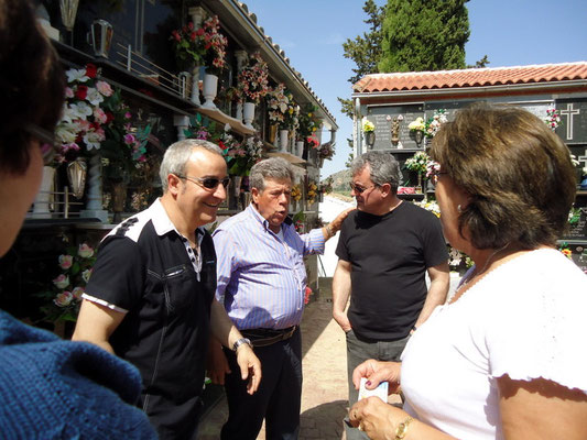 Serafín y familia de Damián , en el cementerio de Alcaudete. 2011