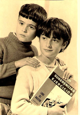 Ángel y Antonia: hijos de Carlicos y Angelita.