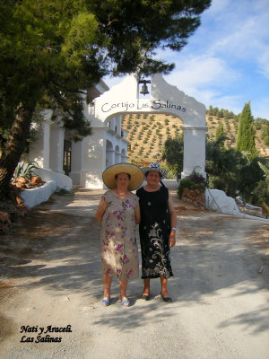 Araceli y Nati en el cortijo Las Salinas.