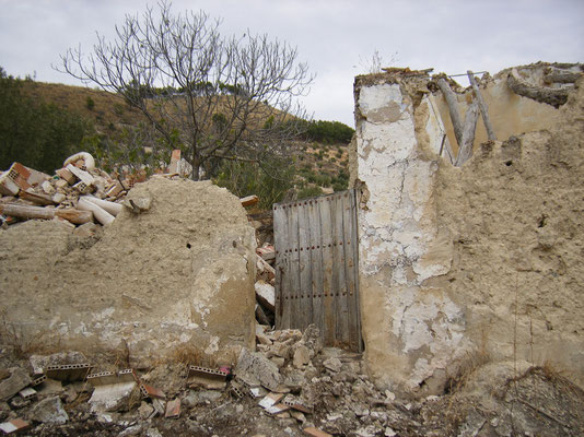 Ruinas de la entrada al cortijo de Claudia y Damián, en La Solana Chica. 2010