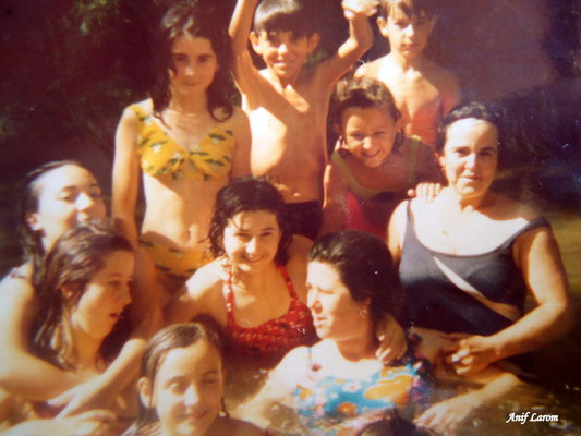  Molino Funes.  Un chapuzón en el molino Los Funes.  Por la izquierda: Paula Bermúdez, Maravilla Moral, Fina Moral, Manolín García, Antonio Vico, Carmen García, Encarni Muñoz, Natividad Padilla, Eusebia Vico, Rosarito García