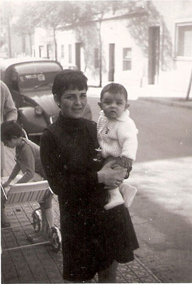 Balbina Vico Muñoz, del cortijo El Hoyón con su bebé José Antonio.