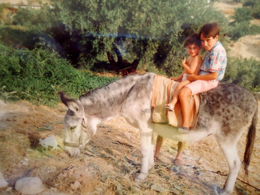 Juan Pablo e Irish. Nietos de Casiano y Natividad. Cortijo Los Botijos. 1982.