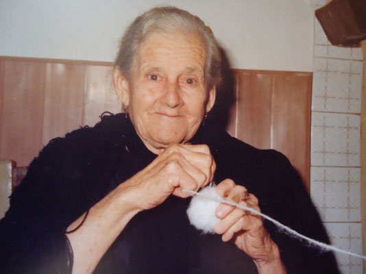 Mi abuela María. Nació el día 1 de noviembre de 1900, en cortijo Las Salinas. Mi abuela María.  Esta foto es de 1988. Me embriago con tu aroma a jazmín, a rosas fragantes, a malvas y lilas… Hoy, con ternura, moldeo tu rostro en la memoria, como si mis rec