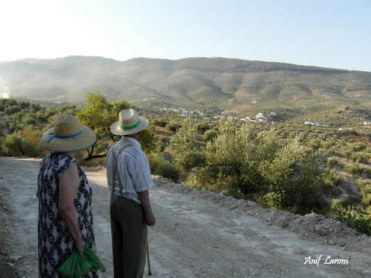 Pablo y Nati contemplan su aldea, desde La Solana. 2014