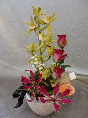 CM7: Composition florale avec muguet      -        Prix: de 30 € à 40 €