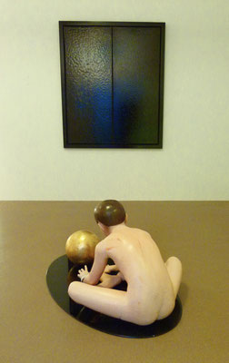 "Der Traum des Künstlers", 100x60x46cm, Öl, Blattgold auf Wachs, 2000 (Sicherheitsglas), Hintergrund: "Narziss“, 120x100cm, Bitumen poliert auf Leinwand, 2016 (gerahmt)
