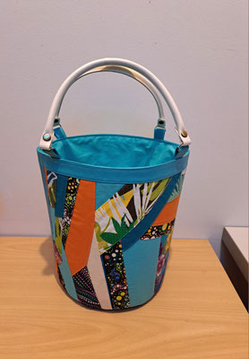 Panier en patchwork bleu avec des poignées 65 €