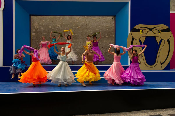 "Aladdin" (R.: P. Raffalt), Festspiele Wangen i.A. 2018 (mit Magdalena Oettl und Statistinnen) (Foto: C. Morlok)