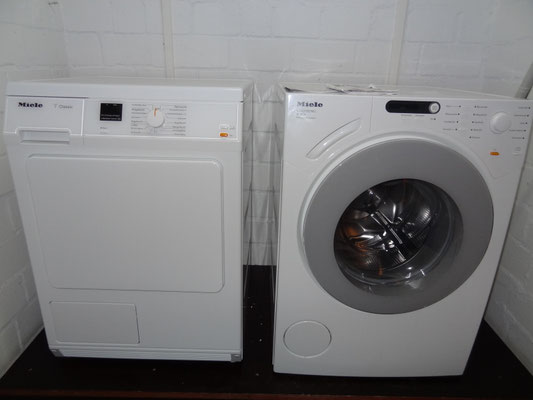 Miele-Münzwaschmaschine und -trockner im Wäschekeller