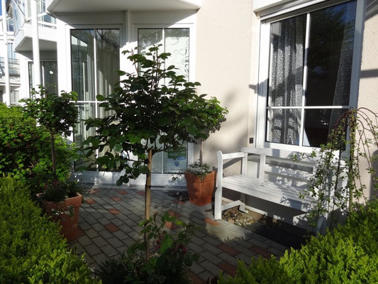 Kleine eingegrünte Terrasse vor dem Kinderzimmer mit Süd-Westlage