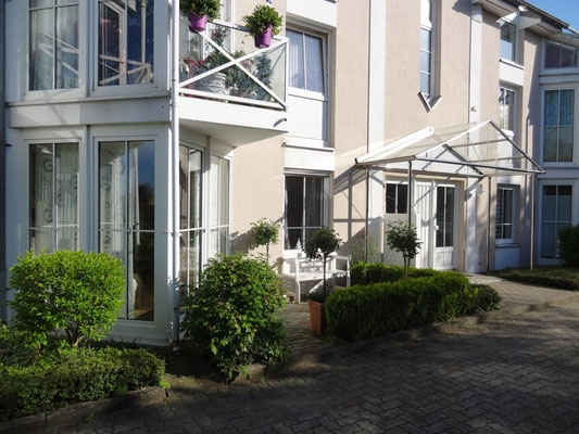 Erker mit kleiner Terrasse vor Kinderzimmer