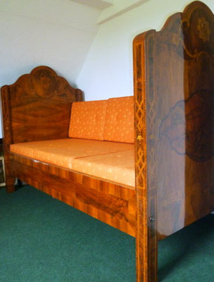 Bett, um 1740, Nussbaum mit Einlagen, als Sofa gepolstert, Polster herausnehmbar, Gestelll auf Rädern, L 200 cm, B 100 cm, H über alles 120 cm, restauriert. VERKAUFT!