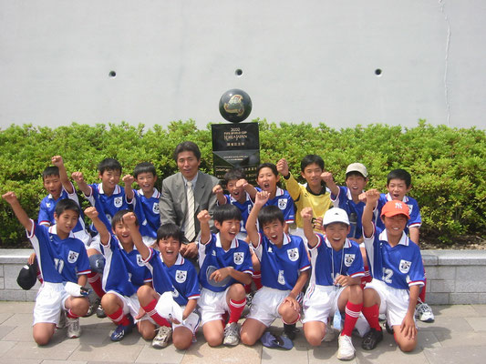 平成15年6月 2002ワールドカップ開催記念碑の除幕式に６年生が参加＝袋井市愛野で。
