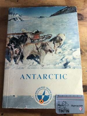 Antartic, libro-album de cromos sobre la expedición Belga a la antártida. 1957 por chocolates Cote d'Or. El logo de la expedición fué diseñado por Hergé