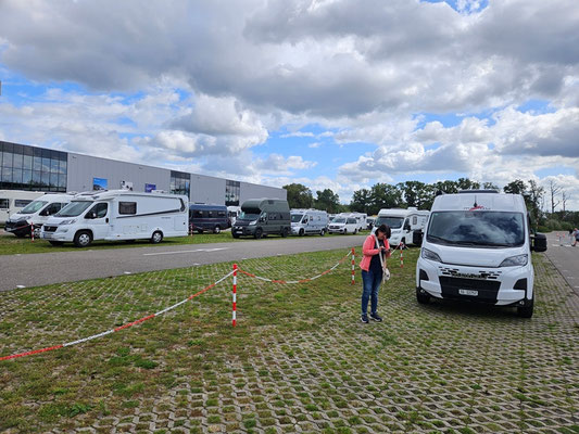 auf dem Parkplatz bei Obelink