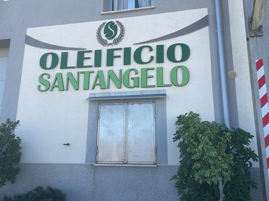 Unterwegs besuchen wir ein Oleificio, also eine Ölmühle wo frisches Olivenöl gepresst und abgefüllt wird.
