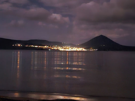 Sicht auf Pylos bei Nacht von unserem Stellplatz aus