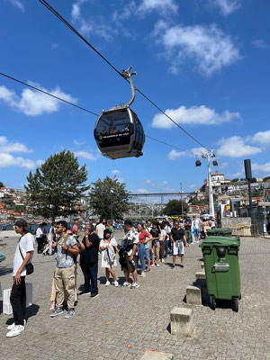 Überraschung: eine Gondelbahn, mitten in der Stadt - und die Leute stehen Schlange für eine 500 m lange Fahrt