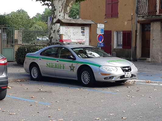 dieser Sheriff ist auch von sich überzeugt - das Auto vermutlich aus Amerika importiert