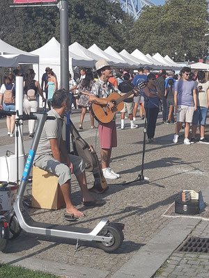 und an jedem Platz und vor vielen Restaurants Strassenmusiker