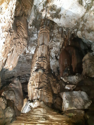 der grösste Stalagmit in der Grotte: mehr als 20 m hoch