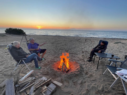 beim Lagerfeuer werden tolle Overlander-Geschichten erzählt