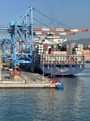 im Hafen von Genua - ein grösseres Containerschiff