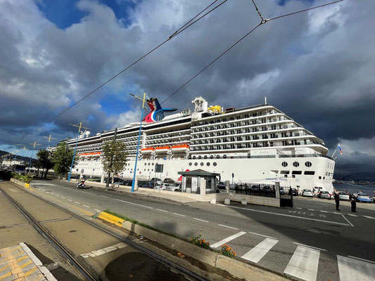 Im Hafen von Messina liegen zwei riesengrosse Kreuzfahrtschiffe