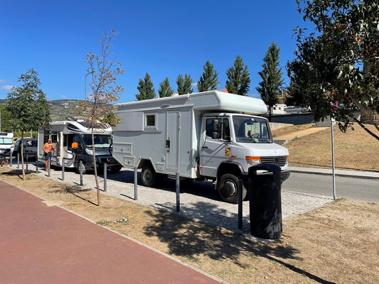 der Stellplatz in Régue, respektive freie Parkplätze gleich daneben - dafür gratis. Und Strom brauchen wir bei diesem Wetter ja nicht.