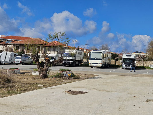 neuer Parkplatz am Strand von Methoni