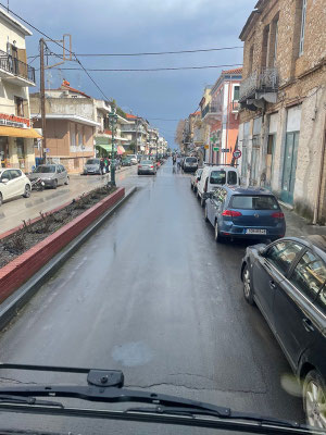 und müssen über eine schmale Strasse mitten durch Gythio - man beachte die Autos auf der Mittellinie ...