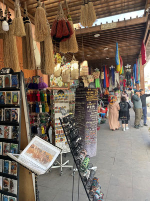 aber in der nahen Medina sind die Souks natürlich voll in Betrieb