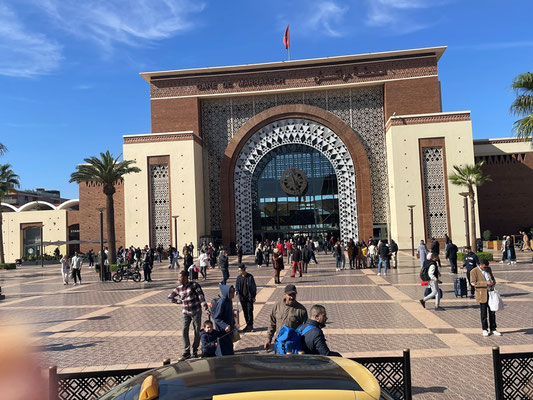 dabei kommen wir auch noch am Hauptbahnhof vorbei - sieht fast aus wie eine Moschee