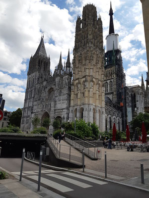 Die Kathedrale von Notre-Dame in Rouen wird teilweise grad restauriert.