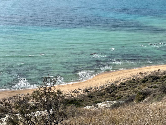 ... aber wie diese Leute wohl an den Strand gelangen ...?