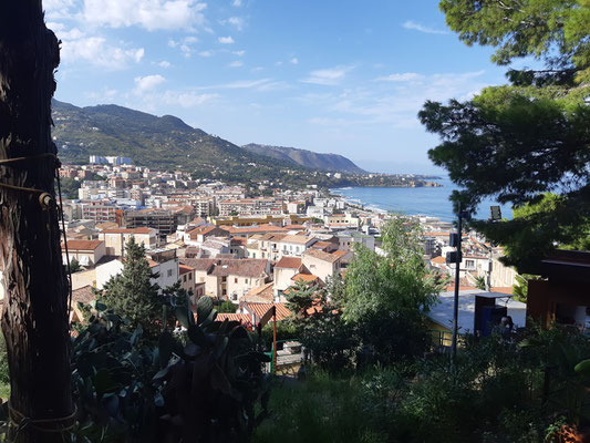 Start der Wanderung auf den Rocca di Cefalù - die Sicht auf die Stadt wird immer besser
