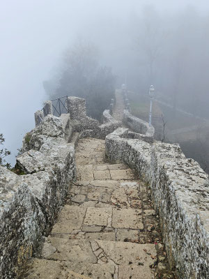 die Treppe in den Nebel - sieht irgendwie gruselig aus 