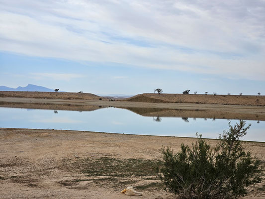 Abfahrt vom spiegelglatten Stausee