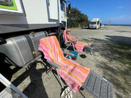 eigentlich ein toller Platz: nach links sehen wir das Meer ...
