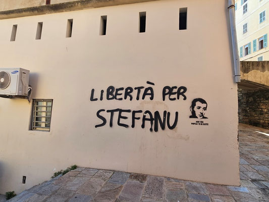 überall findet man solche Zeichen. Stefanu Poli war ein korsischer Freiheitskämpfer. Er lebte im 18. Jahrhundert und ist heute noch Symbol freiheitsliebender Korsen.