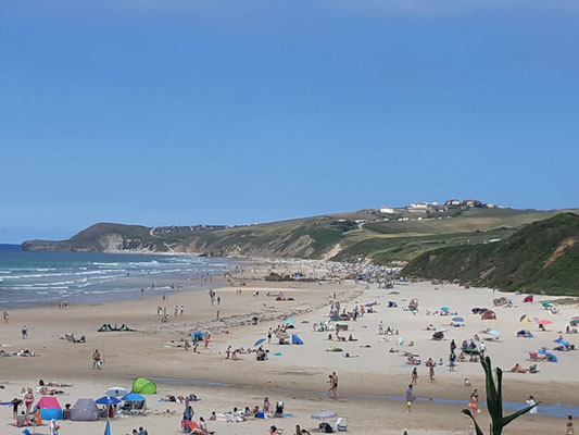 Der Strand ist zwar nicht weit weg, aber da es stark windet haben vor allem die Surfer Freude daran.