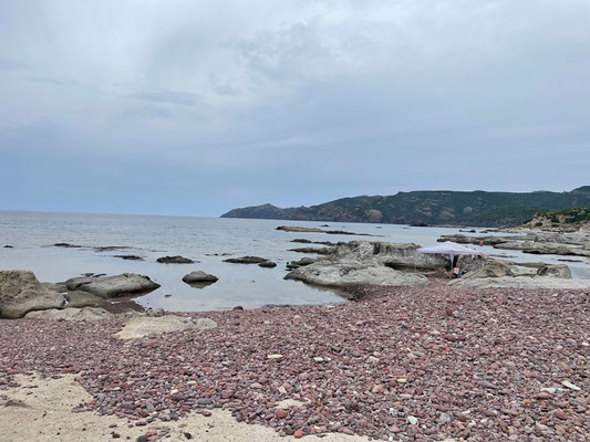 der Strand ist steinig, aber trotzdem kann man problemlos ins Wasser ...