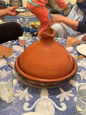 der Hauptgang: Tajine, in diesem Fall vom Schaf