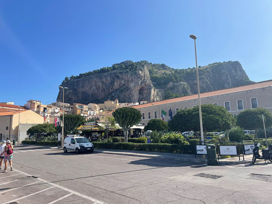 der Rocca di Cefalu, an den sich die Stadt schmiegt