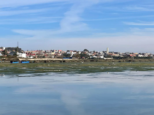 die Stadt Moulay-Bousselham von der Lagune aus gesehen